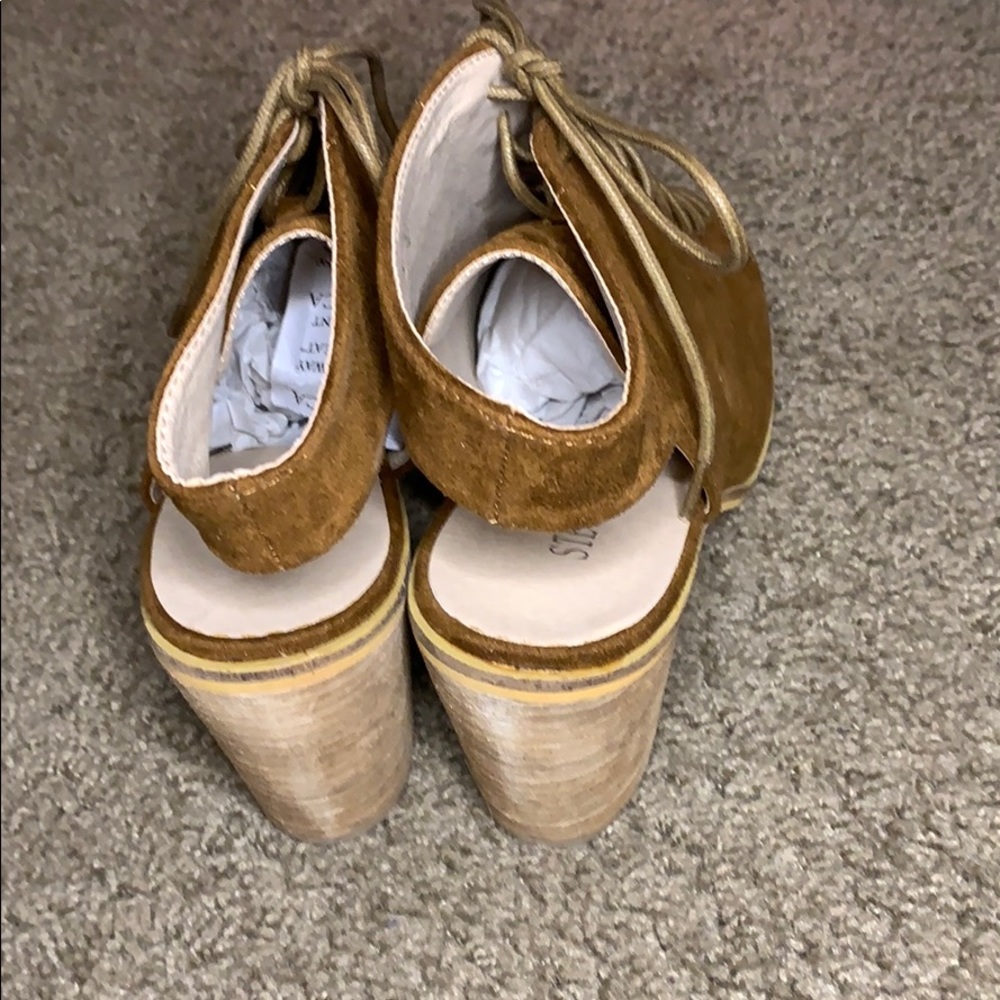 Shoes - Picture 3 of 4